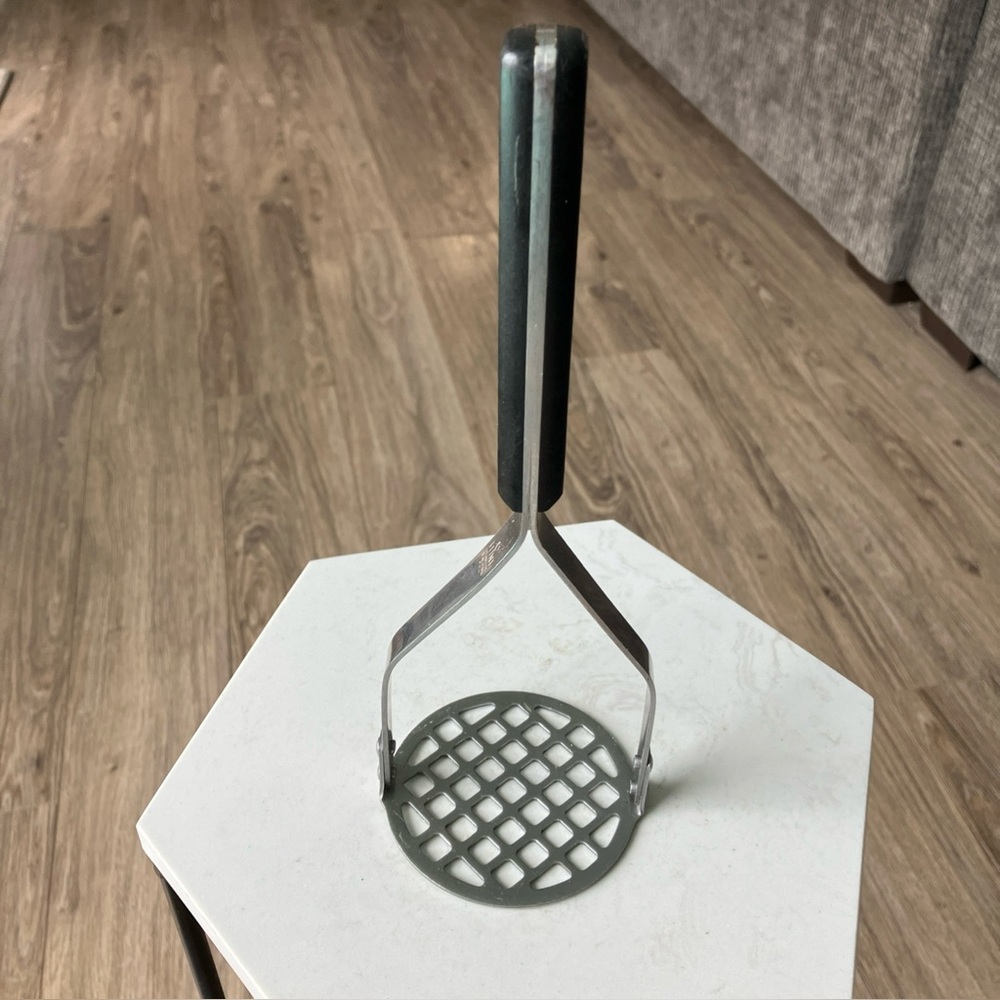 Vintage Flint Arrowhead Vanadium Stainless Steel Potato Masher Black Handle 9.5"